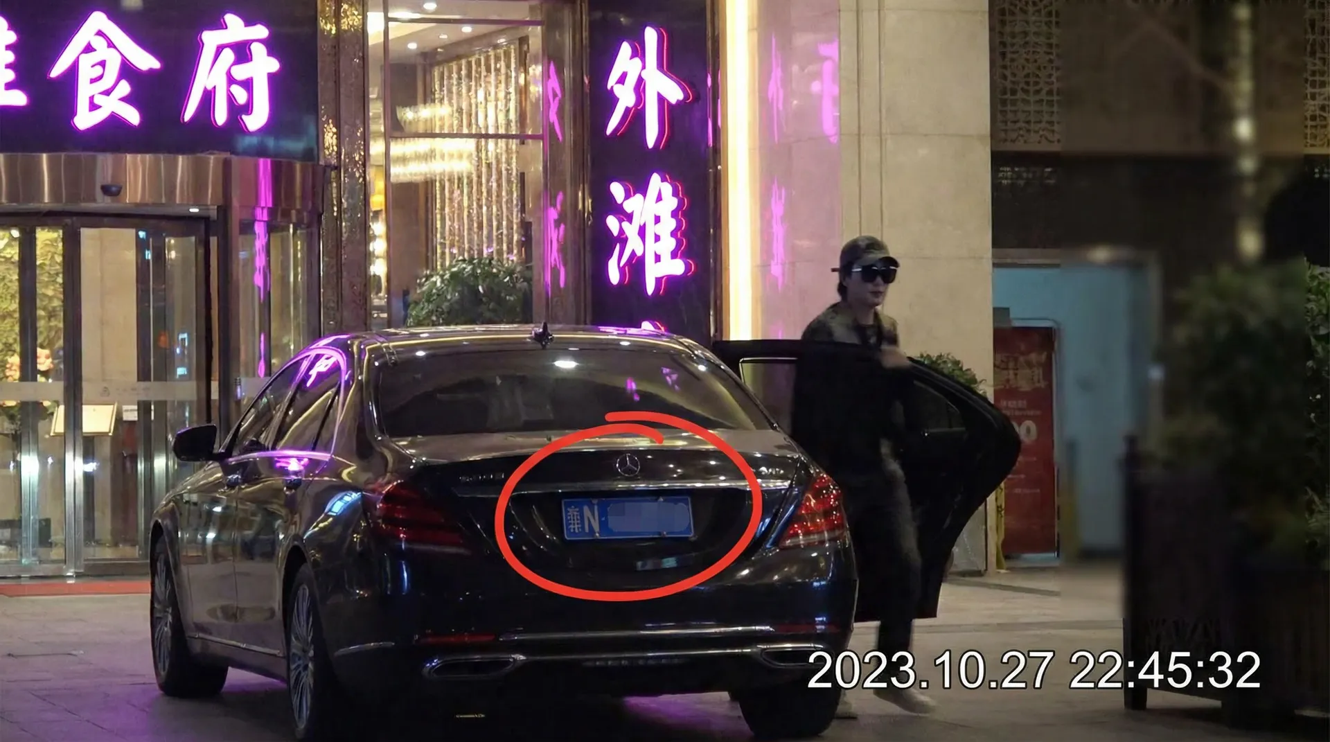 新加坡娱乐城娱乐 - 豪车餐厅外偷拍